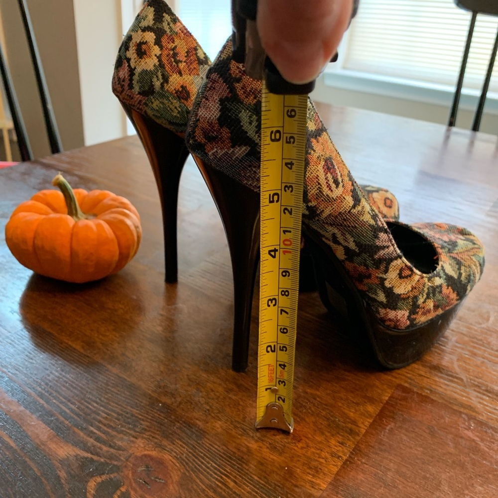 Super cute 👠 heels—perfect for upcoming holiday event—gently worn 🍁🍃